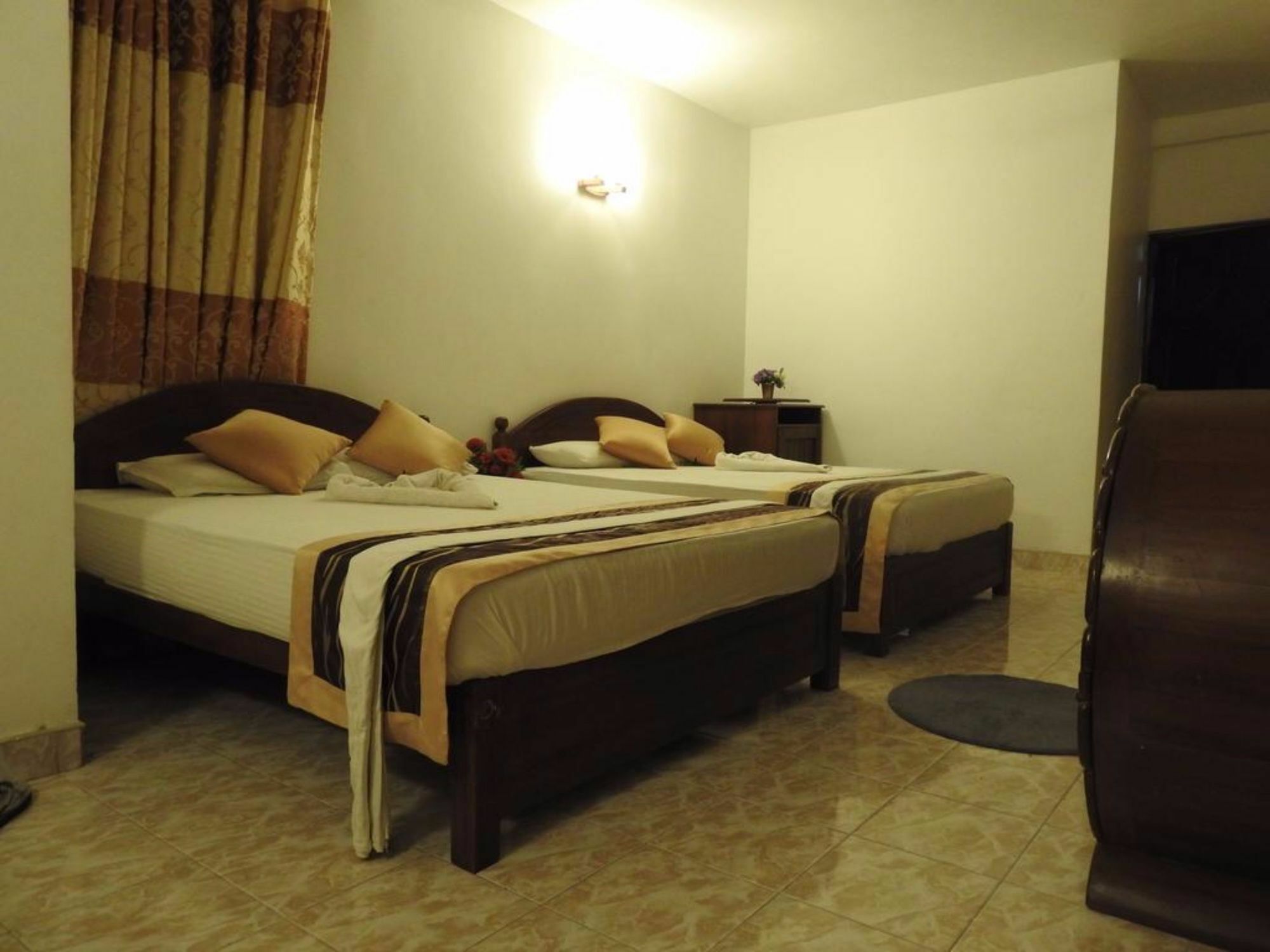 Oak Wood Inn 캔디 외부 사진